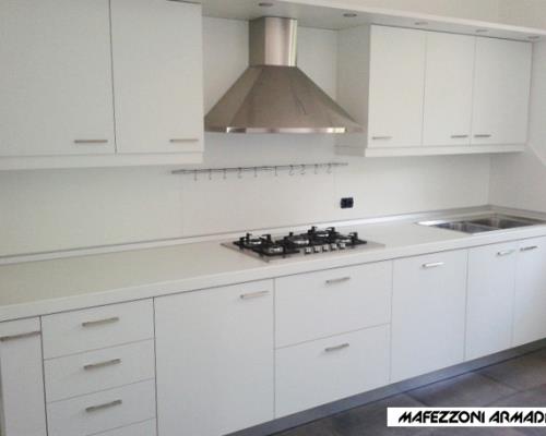 Cucina in laminato bianco.