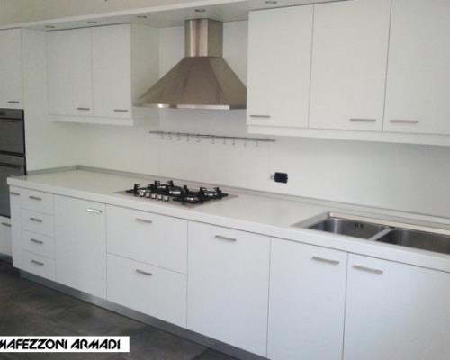 Cucina in laminato bianco.