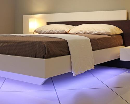 Letto matrimoniale modello Asim con comodini integrati e luci led nel giro letto. Le lampade da comodino sono integrate nella testata con accensione indipendente per lato sinistro e destro.