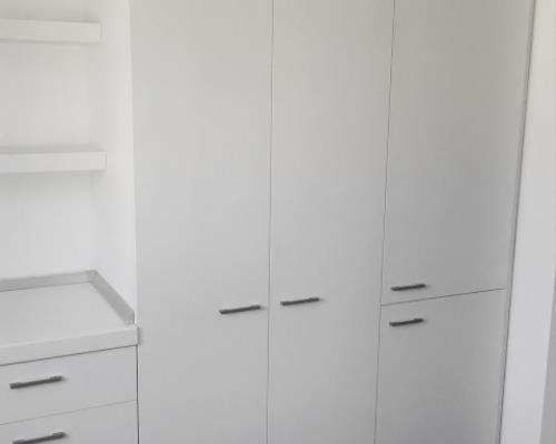 Cucina in laminato bianco colonne dispensa.