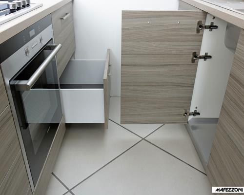 Cucina. Particolare della zona tra penisola e base cucina.